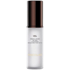 Hourglass Veil Mineral Primer：​Hourglass妝前乳產品照，呈現其輕盈質地與瓶身設計。