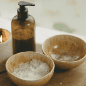 窗外的綠意與室內的柔光交織，展現生活的美好瞬間。