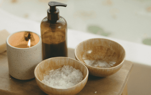 窗外的綠意與室內的柔光交織，展現生活的美好瞬間。