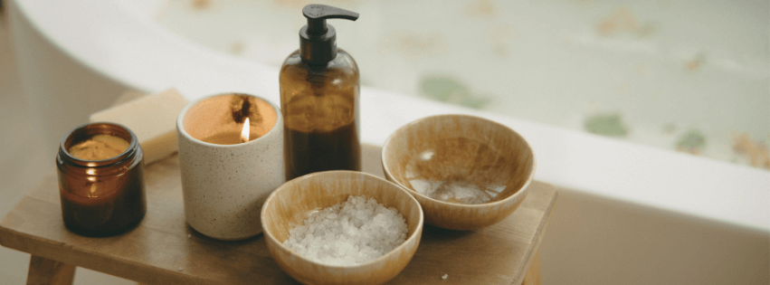 窗外的綠意與室內的柔光交織，展現生活的美好瞬間。